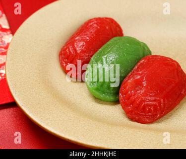 Ang Kue oder Kue Ku oder Kue Thok, gedämpftes chinesisches Gebäck aus klebriges Reismehl mit Füllung aus süßer Mungbohnenpaste. Klebrige, Zähe Textur, In Der Regel Gefärbt Stockfoto