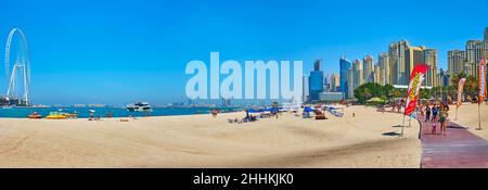 DUBAI, VAE - 7. MÄRZ 2020: Panorama des JBR Marina Sandstrandes, Ain Dubai Ferris Wheel und Dubai Marina Wolkenkratzer im Hintergrund, am 7. März in Du Stockfoto