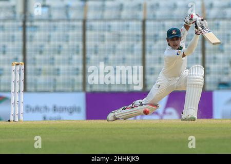 Mehidy Hasan Miraz, ein Kricketspieler aus Bangladesch, wurde während des Testmatches 2nd zwischen Australien und Bangladesch im Zohur Ahmed Chowdhury Stadium in Aktion gesehen. Australien gewann mit 7 Wickets Stockfoto