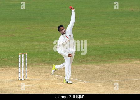 Bangladesh-Cricketer Shakib Al Hasan beim Testspiel 2nd zwischen Australien und Bangladesch im Zohur Ahmed Chowdhury Stadium in Aktion gesehen. Australien gewann mit 7 Wickets Stockfoto