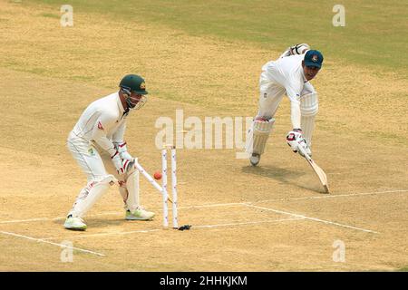 Mehidy Hasan Miraz (R) aus Bangladesch wurde während des Testmatches 2nd zwischen Australien und Bangladesch im Zohur Ahmed Chowdhury Stadium in Aktion gesehen.Australien gewann mit 7 Wickets Stockfoto