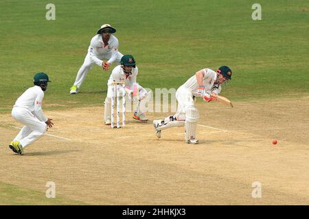 Chittagong, Bangladesch. 05th September 2017. Der australische Grillen-Spieler David Warner (R) wurde während des Testmatches 2nd zwischen Bangladesch und Australien im Zohur Ahmed Chowdhury Stadium in Aktion gesehen.Australien gewann mit 7 Wickets (Foto: MD Manik/SOPA Images/Sipa USA) Credit: SIPA USA/Alamy Live News Stockfoto