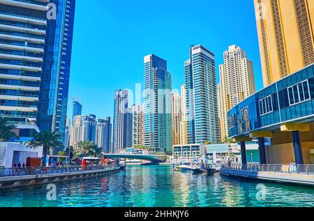 Entdecken Sie den Yachthafen von Dubai mit moderner urbaner Architektur, Wolkenkratzern aus Glas und Beton, Brücken, Fußgängerzonen, Cafés, Restaurants und Yachthäfen, D Stockfoto