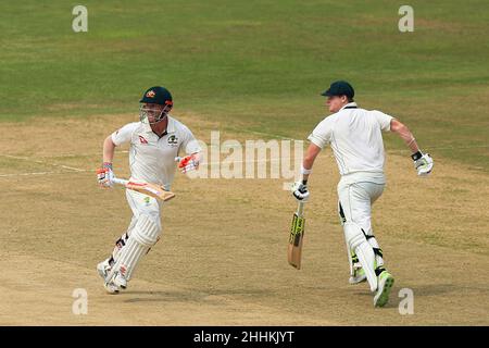 Chittagong, Bangladesch. 05th September 2017. Der australische Cricketspieler David Warner (L) und Steven Smith (R) werden während des Testmatches 2nd zwischen Bangladesch und Australien im Zohur Ahmed Chowdhury Stadium in Aktion gesehen.Australien gewann mit 7 Wickets (Foto von MD Manik/SOPA Images/Sipa USA) Quelle: SIPA USA/Alamy Live News Stockfoto