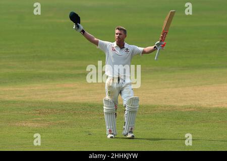 Chittagong, Bangladesch. 06th September 2017. Der australische Cricketspieler David Warner feiert 100 Läufe während des Testmatches 2nd zwischen Bangladesch und Australien im Zohur Ahmed Chowdhury Stadium. Australien gewann 7 Wickets (Foto: MD Manik/SOPA Images/Sipa USA) Kredit: SIPA USA/Alamy Live News Stockfoto