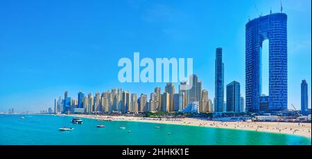 DUBAI, VAE - 7. MÄRZ 2020: Panorama des JBR Marina Strandes mit atemberaubenden Wolkenkratzern und dem Address Jumeirah Resort, am 7. März in Dubai Stockfoto