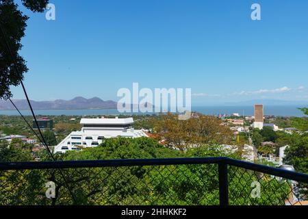 Skyline von Managua mit dem Crowne Plaza Hotel im Vordergrund und Lake Xolotlan und Hügeln im Hintergrund. Stockfoto