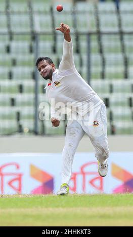 Bangladesh-Cricketspieler Shakib Al Hasan in Aktion beim ersten Testspiel zwischen Australien und Bangladesch im Sher-e-Bangla National Cricket Stadium in Dhaka. Bangladesch gewann mit 20 Läufen Stockfoto