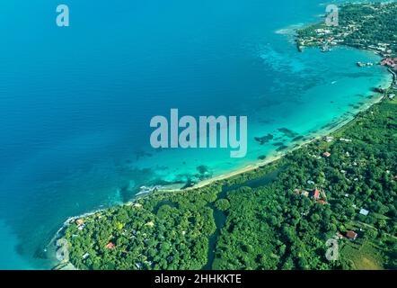 Luftaufnahme von South West Bay und Pic Nic Beach auf Big Corn Island, Nicaragua Stockfoto