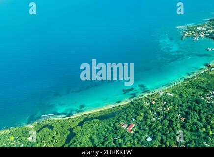 Luftaufnahme von South West Bay und Pic Nic Beach auf Big Corn Island, Nicaragua Stockfoto