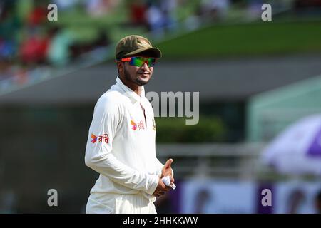 Bangladesh-Cricketspieler Shakib Al Hasan in Aktion beim ersten Testspiel zwischen Australien und Bangladesch im Sher-e-Bangla National Cricket Stadium in Dhaka. Bangladesch gewann mit 20 Läufen Stockfoto