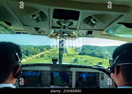 Piloten, die eine kleine Cessna verlassen und Big Corn Island, Nicaragua, verlassen Stockfoto