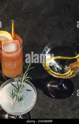 Drei verschiedene Cocktailgetränke im Sonnenlicht Stockfoto