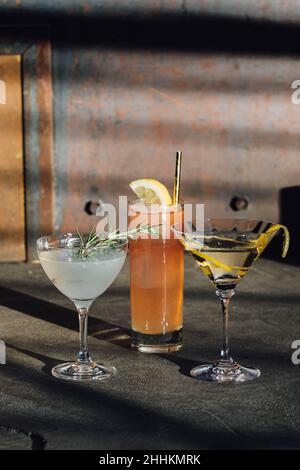 Drei verschiedene Cocktailgetränke im Sonnenlicht Stockfoto