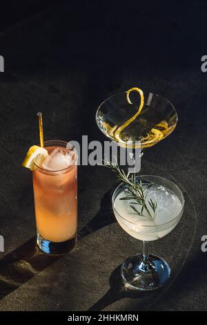 Drei verschiedene Cocktailgetränke im Sonnenlicht Stockfoto