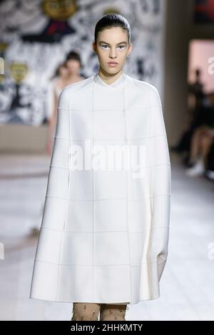 Paris, Frankreich. 24th Januar 2022. CHRISTIAN DIOR SS22 Runway während Haute Couture Spring Summer 2022 - January 2022 - Paris, France 24/01/2022 Credit: dpa/Alamy Live News Stockfoto