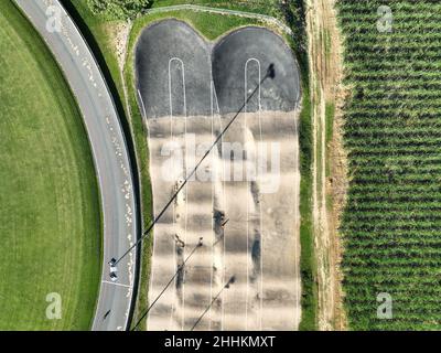 Drone-Luftaufnahme mit Blick auf einen Velodrom und bmx-Radweg Stockfoto