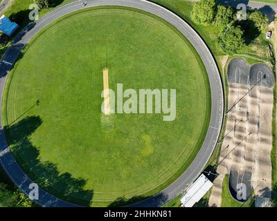 Dronen-Ansicht eines kreisförmigen Velodroms und einer bmx-Radstrecke Stockfoto