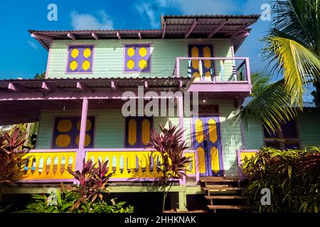 Farbenfroher Bungalow, Little Corn Island, Nicaragua Stockfoto