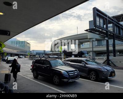 Autos fahren am Flughafen San Francisco, San Francisco, Kalifornien, am 26. Juli 2021 vorbei. Foto mit freundlicher Genehmigung von Sftm. Stockfoto