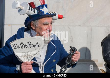 Der Protestant, der Onkel Sam Custom trägt, nimmt am 23. Januar 2022 an der Niederlage des mandatsmarsches in Washington, DC, Teil und protestiert gegen COVID-19-Mandate. Stockfoto