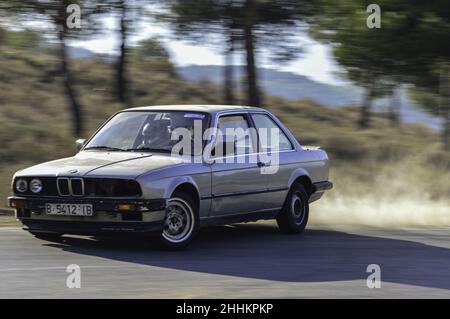 Schöner klassischer BMW E30 auf einer Rennstrecke, die in Barcelona, Spanien, Drift macht Stockfoto