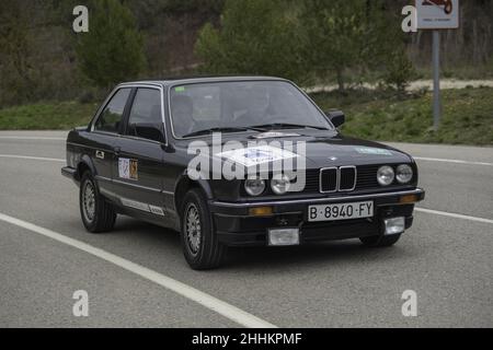 Schöner klassischer BMW E30 am Morgen auf der Straße Stockfoto