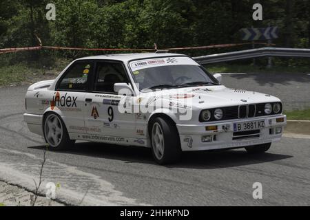 Schöner klassischer BMW E30 auf einer Rennstrecke in Barcelona, Spanien Stockfoto