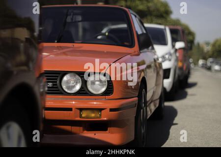 Schöner klassischer BMW E30 auf einer Rennstrecke in Barcelona, Spanien Stockfoto