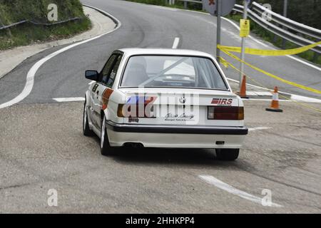 Schöner klassischer BMW E30 auf einer Asphaltrallye in Barcelona, Spanien Stockfoto