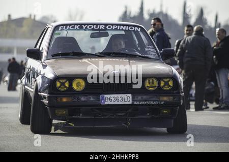 Schöner klassischer BMW E30 getunter Stance-Stil mit rostiger Motorhaube Stockfoto