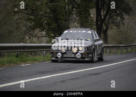 Schöner klassischer BMW E30 auf einer Asphaltrallye in Barcelona, Spanien Stockfoto