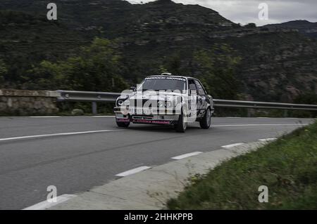 Schöner klassischer BMW E30 320i, der morgens auf der Straße unterwegs war Stockfoto