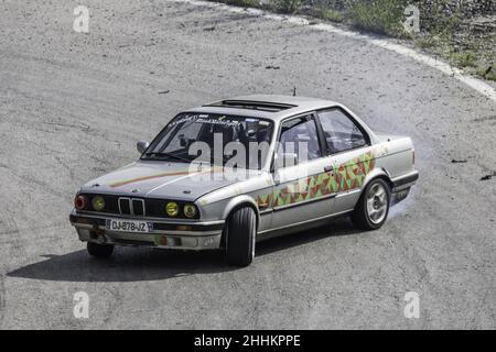 Schöner Klassiker BMW E30 auf der Drift-Rennstrecke Rennen auf der Straße am Morgen Stockfoto