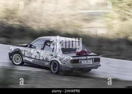 Schöner Klassiker BMW E30 auf dem Driftkurs in Barcelona, Spanien Stockfoto