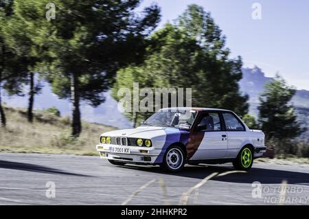 Schöner klassischer BMW E30, vorbereitet durch Driften auf der Rennstrecke in Barcelona, Spanien Stockfoto