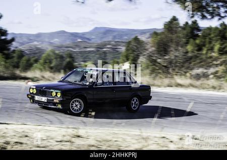 Schöner klassischer BMW E30, vorbereitet durch Driften auf der Rennstrecke in Barcelona, Spanien Stockfoto