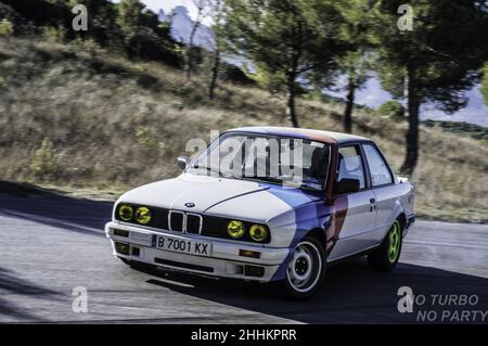 Schöner klassischer BMW E30, vorbereitet durch Driften auf der Rennstrecke in Barcelona, Spanien Stockfoto