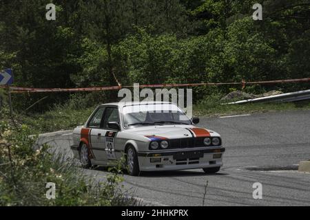 Schöner klassischer BMW E30 auf einer Asphaltrallye in Barcelona, Spanien Stockfoto