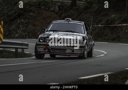 Schöner klassischer BMW E30 320i auf einer Asphaltrallye in Barcelona, Spanien Stockfoto