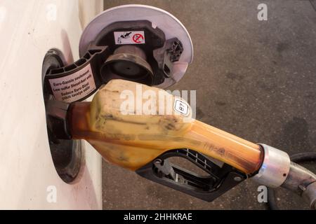 Benzinpumpe zum Nachfüllen des Kfz-Kraftstofftanks. Die Benzinpreise steigen. Konzept der Benzinpreise. Konzept der teuren Benzinpreise. Tankstelle. Stockfoto