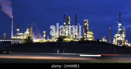 15. Januar 2022, Sachsen-Anhalt, Leuna, Merseburg,: Unzählige Lampen und Leuchten lassen die Anlagen der TotalEnergies Raffinerie Mitteldeutschland GmbH in Leuna gegen den Abendhimmel erstrahlen. Die Raffinerie des französischen Mineralölkonzerns ging vor 25 Jahren nach dreijähriger Bauzeit als modernste ihrer Art in Europa in Betrieb. Die Total-Raffinerie verarbeitet jährlich rund 12 Millionen Tonnen Rohöl, das über Pipelines vor allem aus Russland eingespeist wird, unter anderem in Benzin, Diesel, Heizöl, Flugbenzin und Methanol. Foto: Waltraud Grubitzsch/dpa- Stockfoto