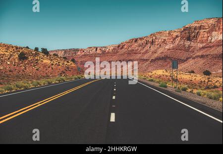 Leere Asphaltstraße. Road in Mountains, Travel Concept und American Roadtrip. Leere Asphaltstraße. Stockfoto