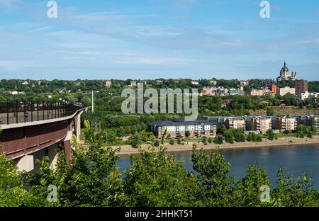 ST PAUL, MN - 25 AUG 2020: Die High Bridge über den Mississippi River und die Kathedrale von St Paul. Stockfoto