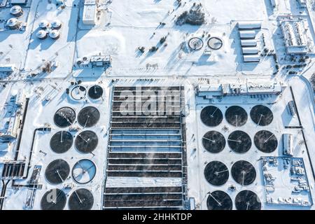 Moderne städtische Kläranlage. Luftbild im Winter kalt sonnigen Tag. Stockfoto