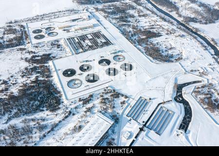 Luftaufnahme der Kläranlage in einem Industriegebiet in der Vorstadt in der Wintersaison Stockfoto