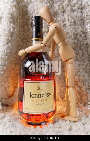 Tjumen, Russland-27. November 2021: Hennessy Markenlogo des berühmten Cognacs aus Frankreich. Selektiver Fokus Stockfoto