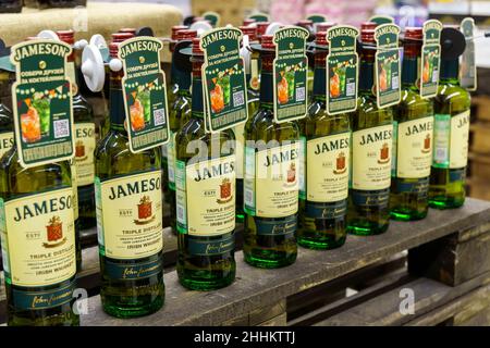 Wolzhsky, Russland-21. September 2021: Jameson Whiskey in den Regalen des Hypermarktes. Selektiver Fokus Stockfoto