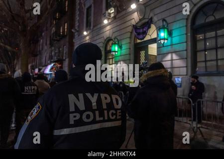 NEW YORK, NY - 24. JANUAR: Bei der Mahnwache vor dem NYPD 32nd-Bezirk zu Ehren von zwei niedergewehrten Beamten am 24. Januar 2022 in New York City wird ein Offizier abgebildet. Der Offizier Jason Rivera wurde getötet und Wilbert Mora befindet sich weiterhin in einem kritischen Zustand. Die Beamten wurden angeschossen, als sie auf einen Anruf bei häuslicher Gewalt in der Nähe des Bezirks 32nd in Harlem reagierten. Kredit: Ron Adar/Alamy Live Nachrichten Stockfoto