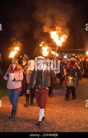 Wassailing im Michelham Priory, Sussex 2022 Segnung der Obstgärten, um eine gute Ernte für das Jahr zu gewährleisten. Bild Terry Apply Stockfoto